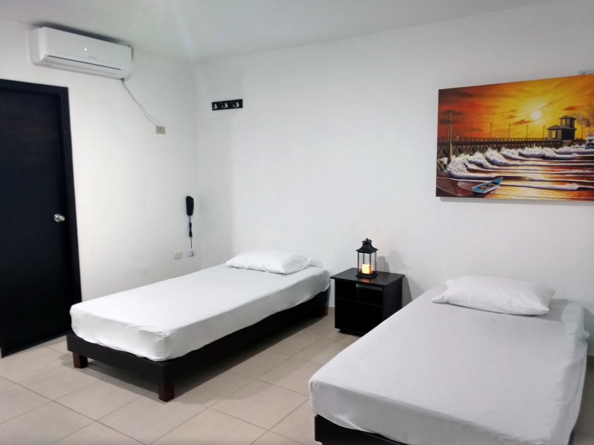 Hotel El Emigrante Puerto Colombia Bagian luar foto